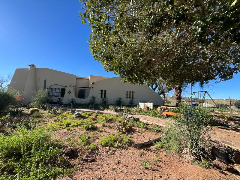 Small holding just outside Kakamas with lovely, spacious family home - Photo 1