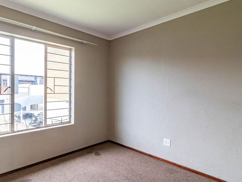 Perfect First time Buyer Home in a secure Complex - Photo 8