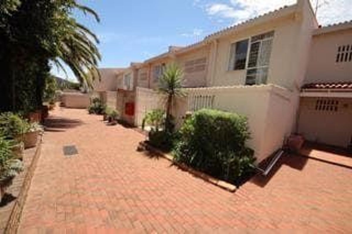 Spacious Duplex Living with Garden, Pool & Unique Lift Feature – Pet Friendly! - Photo 2