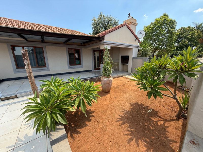 Charming Two-Bedroom Full-Title Home on a Spacious Corner Stan - Photo 5