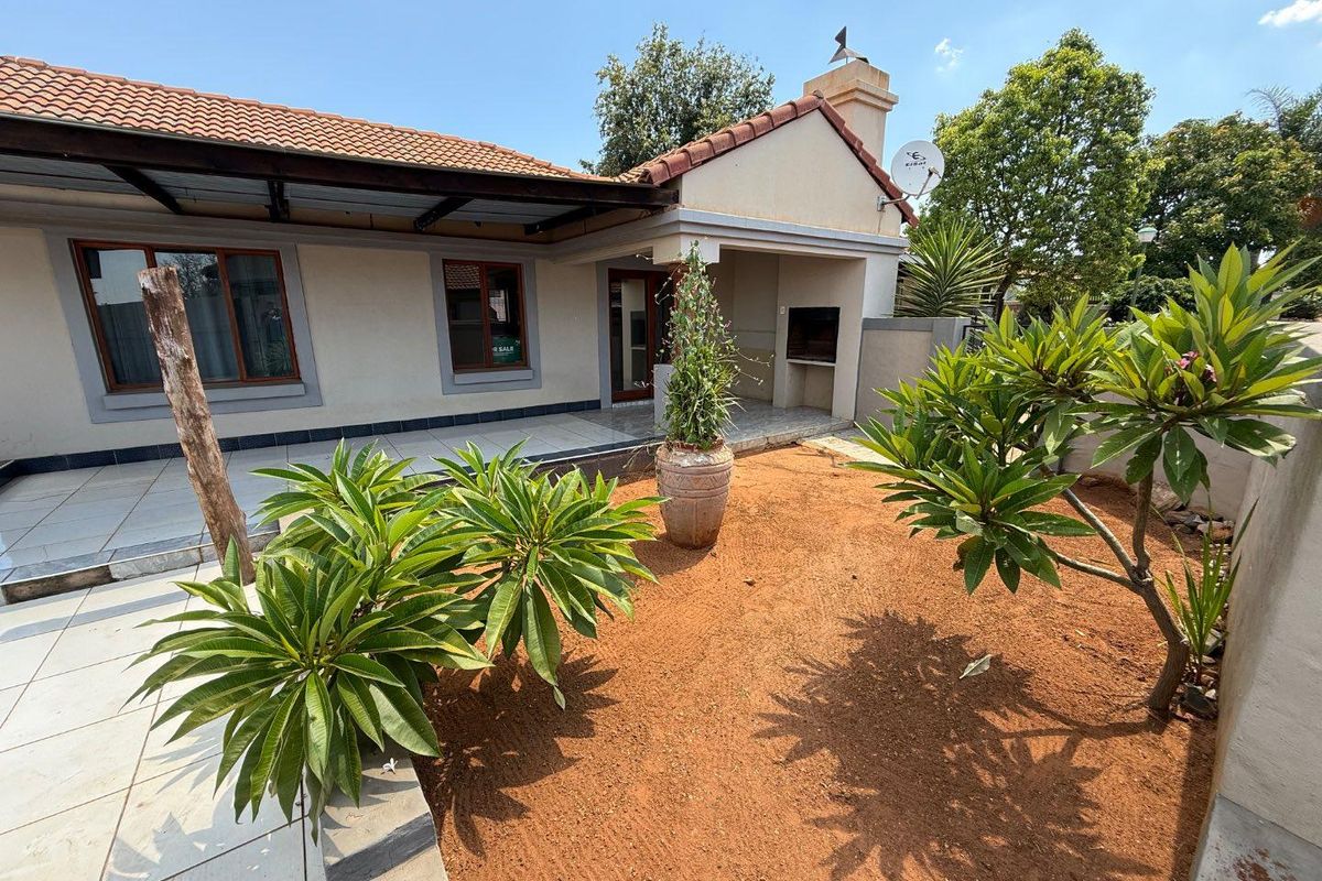 Charming Two-Bedroom Full-Title Home on a Spacious Corner Stan - Photo 5