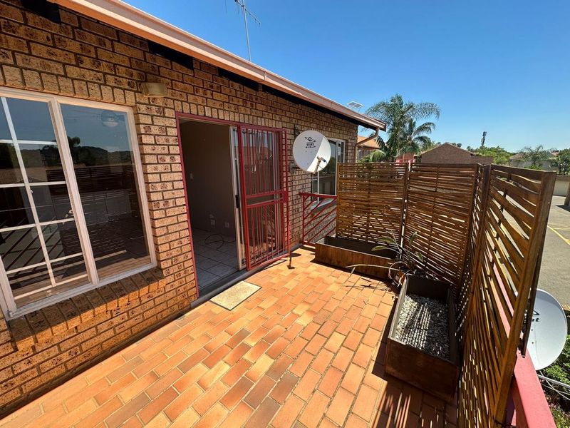 Stunning 2 Bedroom top unit in Faerie Glen for Sale - Photo 6