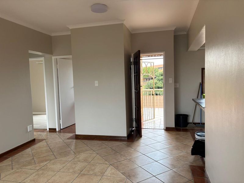 Neat, revamped 2 bedroom apartment in well managed complex - Photo 6