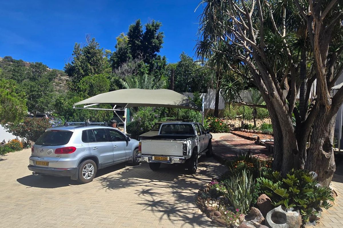 Spacious property in a quiet cul-de-sac with lots of parking - Photo 3