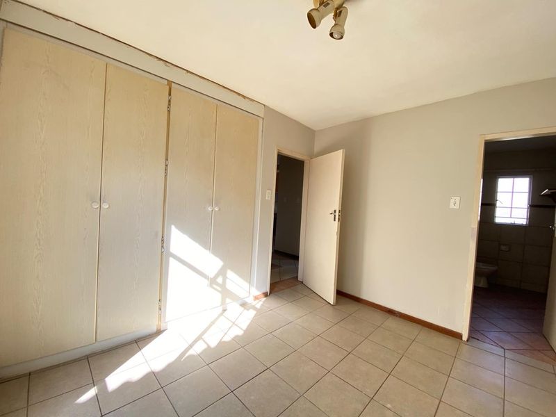 Charming 2-Bedroom Townhouse with Secure Parking & Garden - Photo 8