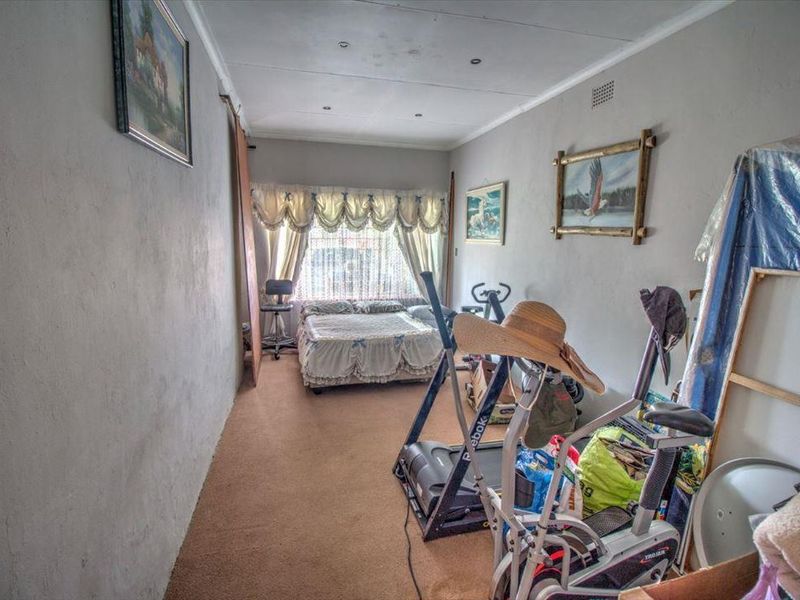 Large family home in an enclose area - Photo 6