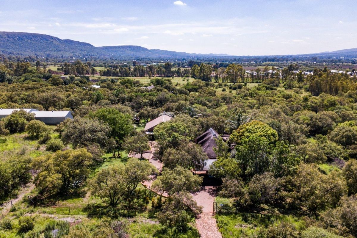 4.2ha Smallholding With Warehouse, Flats & Thatched Home – Kameeldrift West - Photo 2