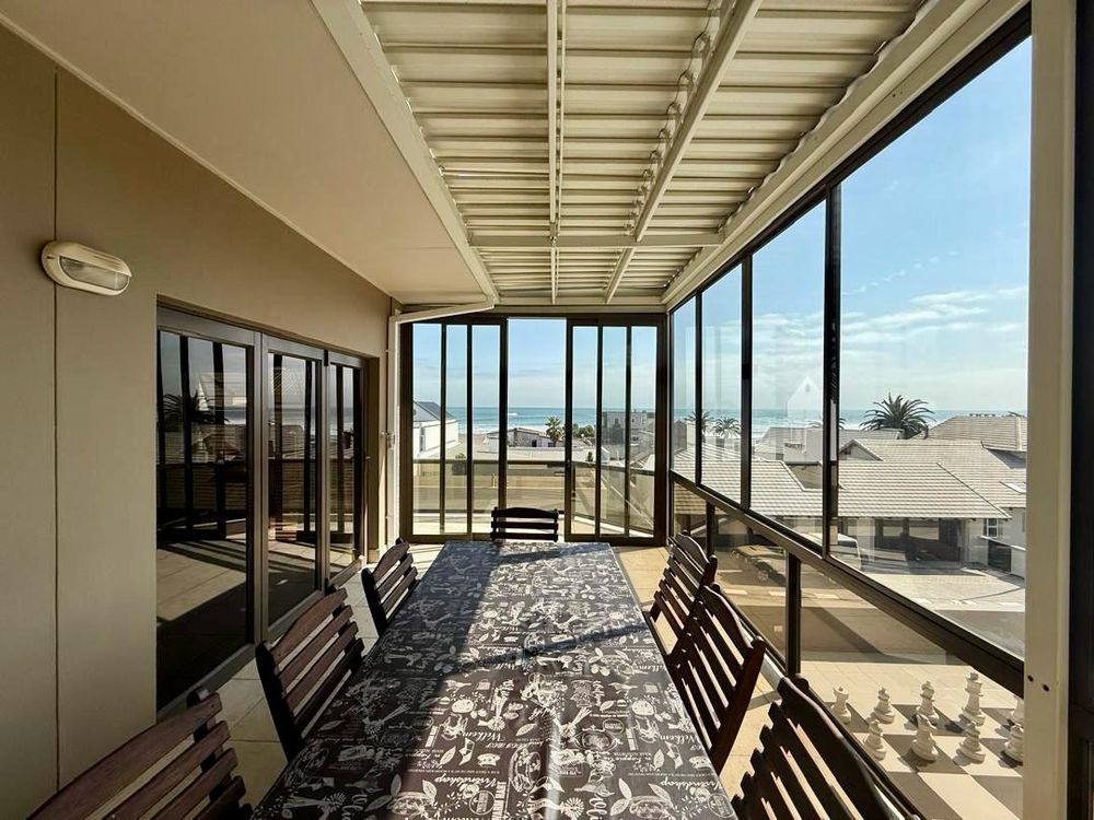 Enclosed balcony with BBQ and sea view