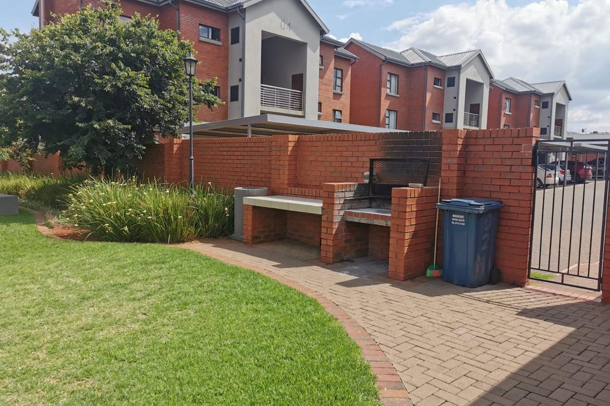 Modern 2-Bed Ground Floor Apartment with Private Garden — Prime Location Near Irene Mall - Photo 3