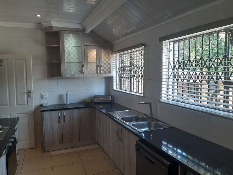NEAT AND SPACIOUS HOME, ON A MASSIVE YARD WITH AN OUTSIDE ROOM WITH BATHROOM  N BRAAI AREA - Photo 4