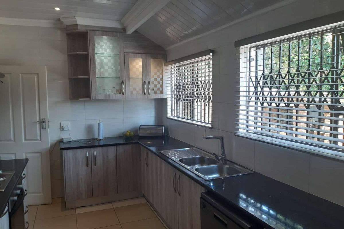NEAT AND SPACIOUS HOME, ON A MASSIVE YARD WITH AN OUTSIDE ROOM WITH BATHROOM  N BRAAI AREA - Photo 4