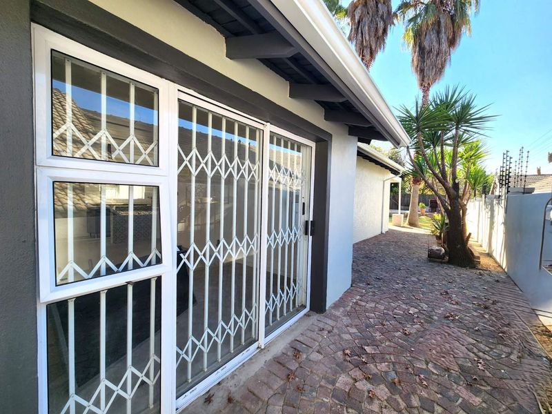 Owner asking R 1 890 000-00 Considering offers from R 1 700 000.00 - Photo 5
