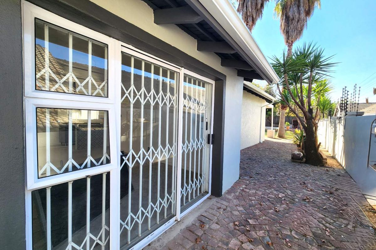 Owner asking R 1 890 000-00 Considering offers from R 1 700 000.00 - Photo 5