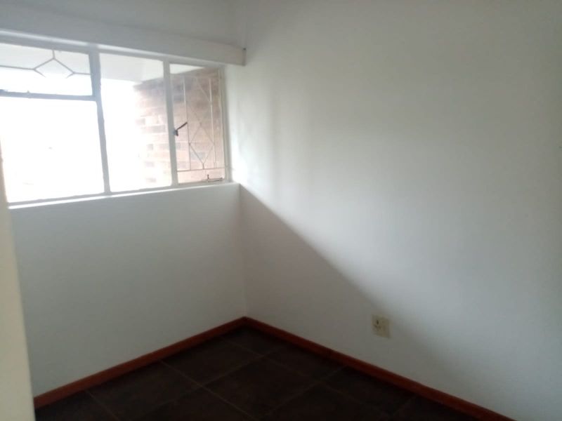 Spacious 2 Bedroom apartment available in Windsor West - Ideal Lock-Up & Go - Photo 8