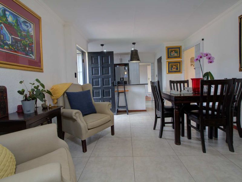 Effortless Elegance: Pool, Jacuzzi, & More - Photo 9