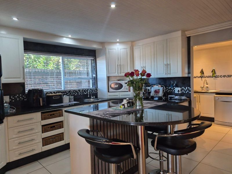 Modern Coastal Living in the Heart of Hartenbos on the Garden Route - Photo 1