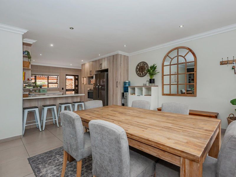 MODERN, PRIVATE, SECURE AND LOW MAINTENANCE DELIGHT - Photo 4