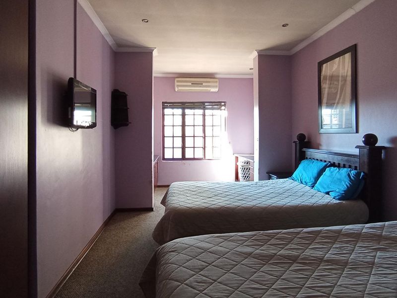 Spacious 3-Bedroom Home with Pool & Perfect Family Space - Photo 9