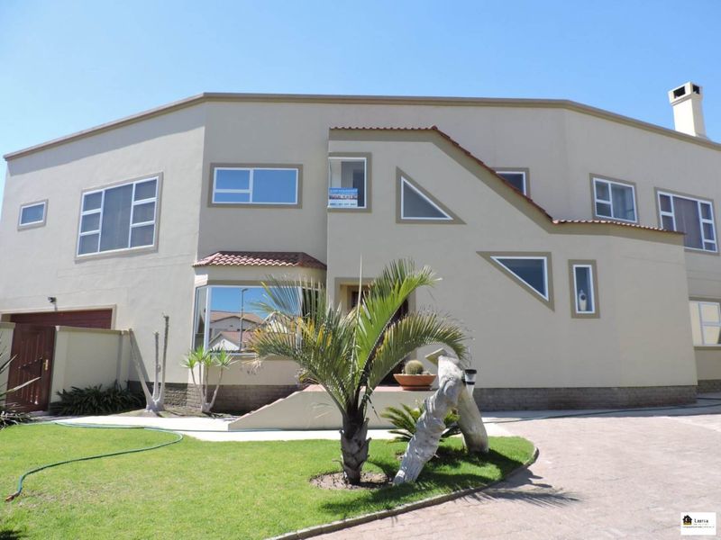 LUXURY DOUBLE STOREY HOUSE NEAR THE BEACH - Photo 3