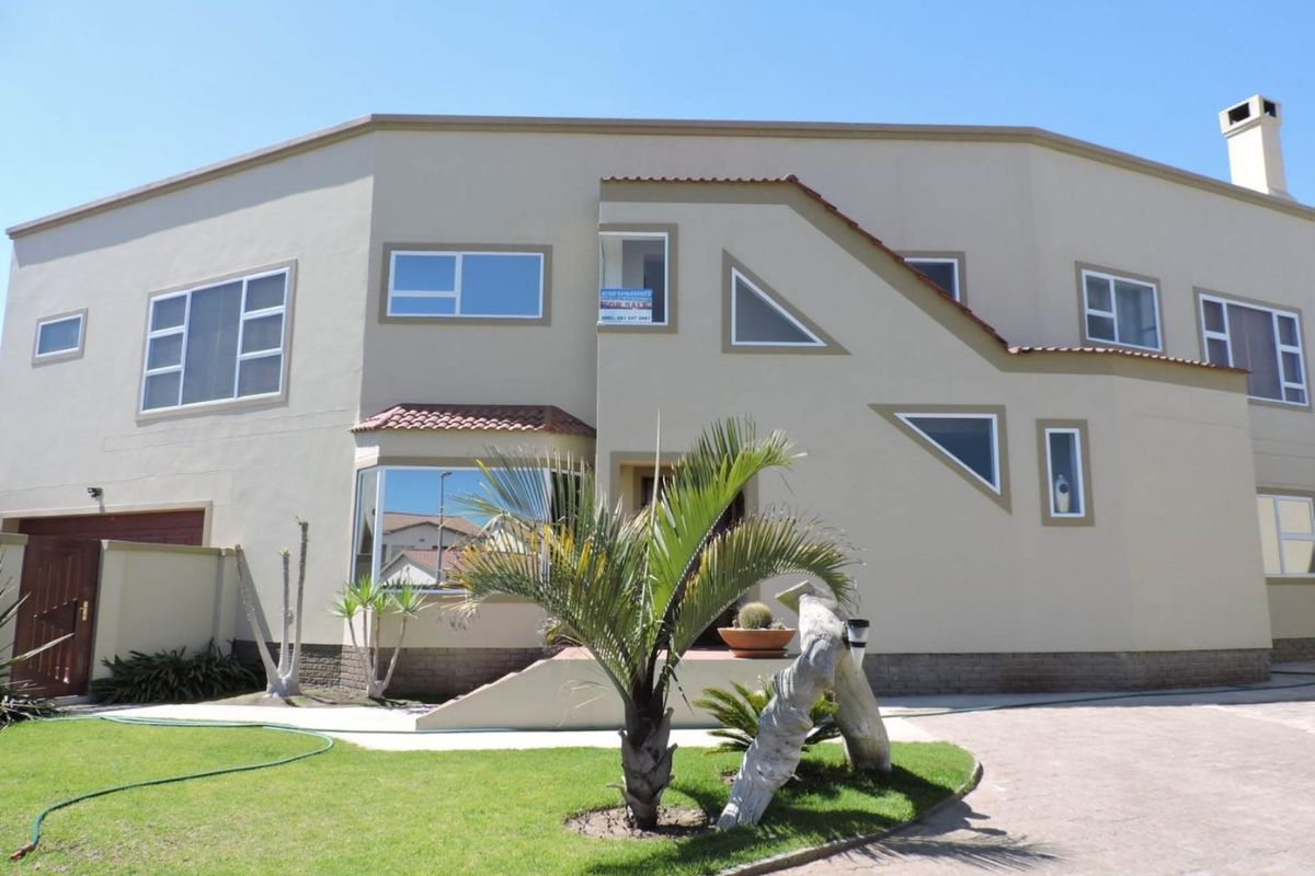 LUXURY DOUBLE STOREY HOUSE NEAR THE BEACH - Photo 3