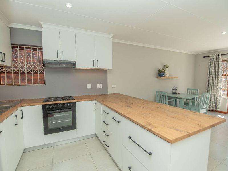 Spacious and Warm - Photo 9