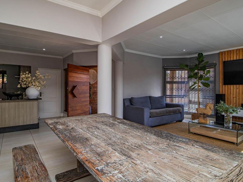 Charming 3-Bed Cluster Home with a Pool - Photo 8