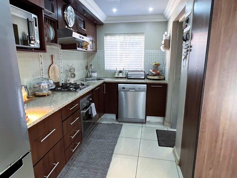 Modern 2-Bedroom, 3-Bathroom Move-In Ready Home with Quality Finishes - Photo 9