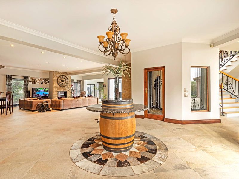 Spectacular Tuscan Villa with 13 Bedrooms and Private Apartments Overlooking Tygerberg Nature Reserve - Photo 6