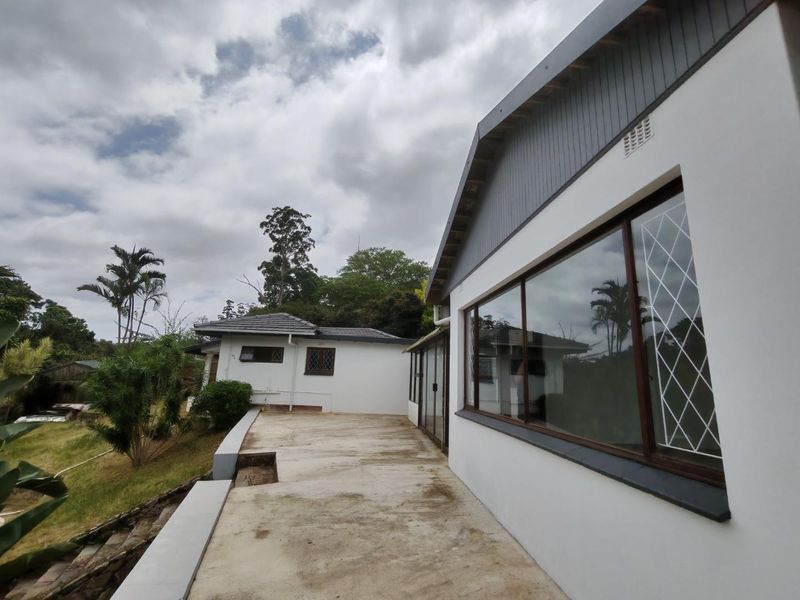 NEWLY RENOVATED PICTURESQUE - Photo 8