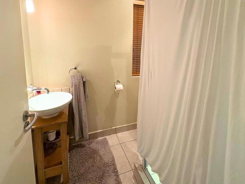 Contemporary 2-Bedroom Apartment Minutes from Sandton CBD - Photo 10