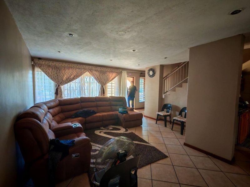 Charming Townhouse For Sale - Photo 5