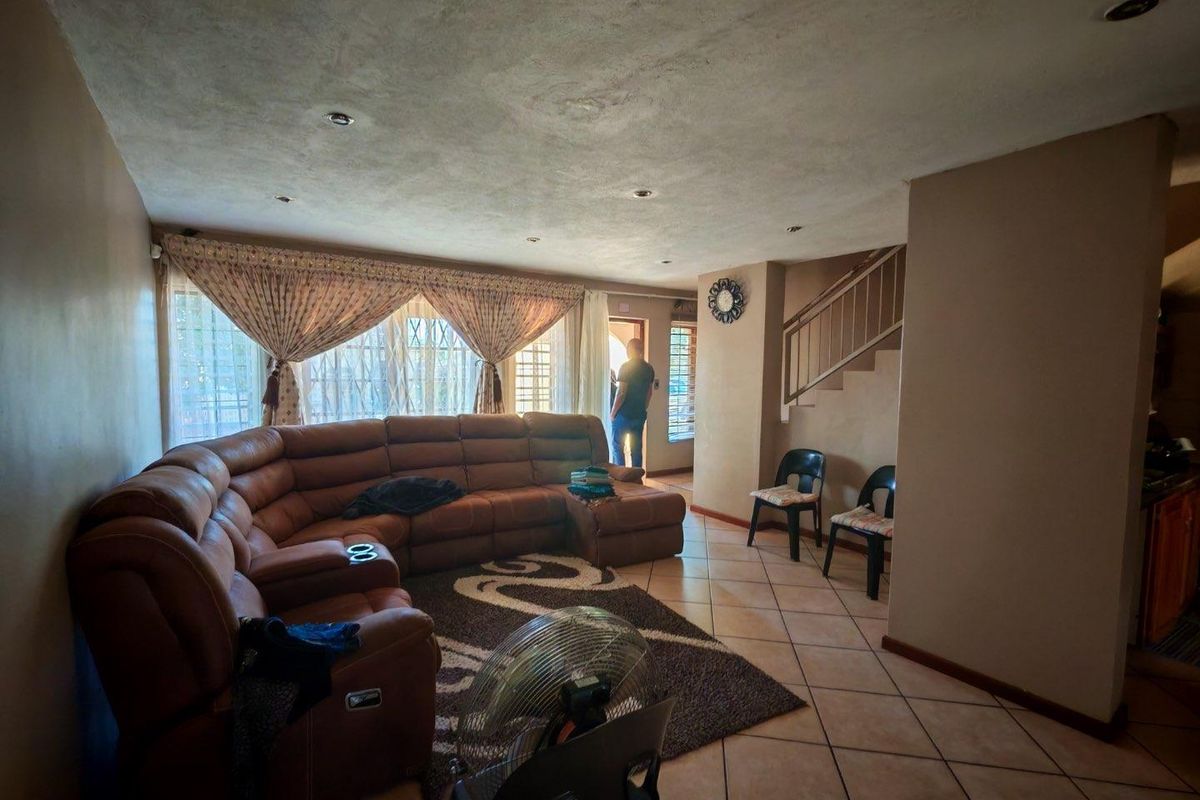 Charming Townhouse For Sale - Photo 5