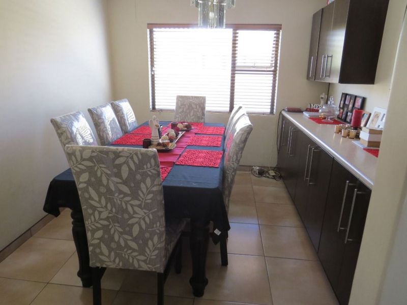 FOR SALE - 3 BEDROOM UNFURNISHED HOUSE WITH 2 BEDROOM FLAT FOR SALE IN OCEAN VIEW, SWAKOPMUND, NAMIBIA - Photo 9