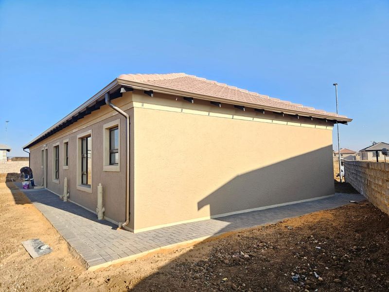 Modern Enclosed Estate - Photo 8