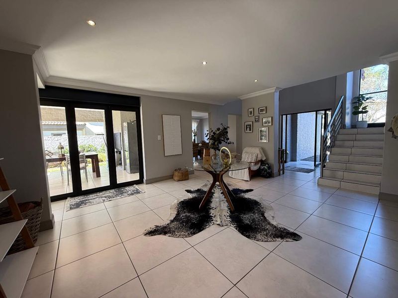 4 Bedroom, 1 Study, Servants Q, Double garages in Newmark Estate - Photo 4
