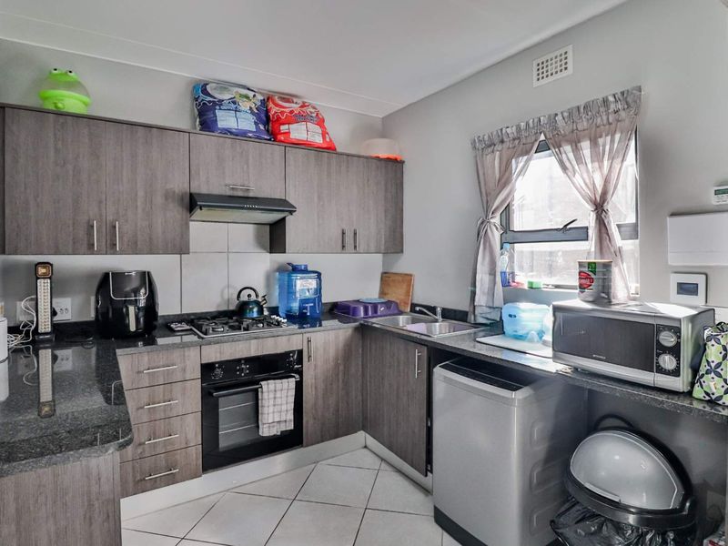 Modern Townhouse with Open Plan Living - Ground Floor Unit Next to Park - Photo 8