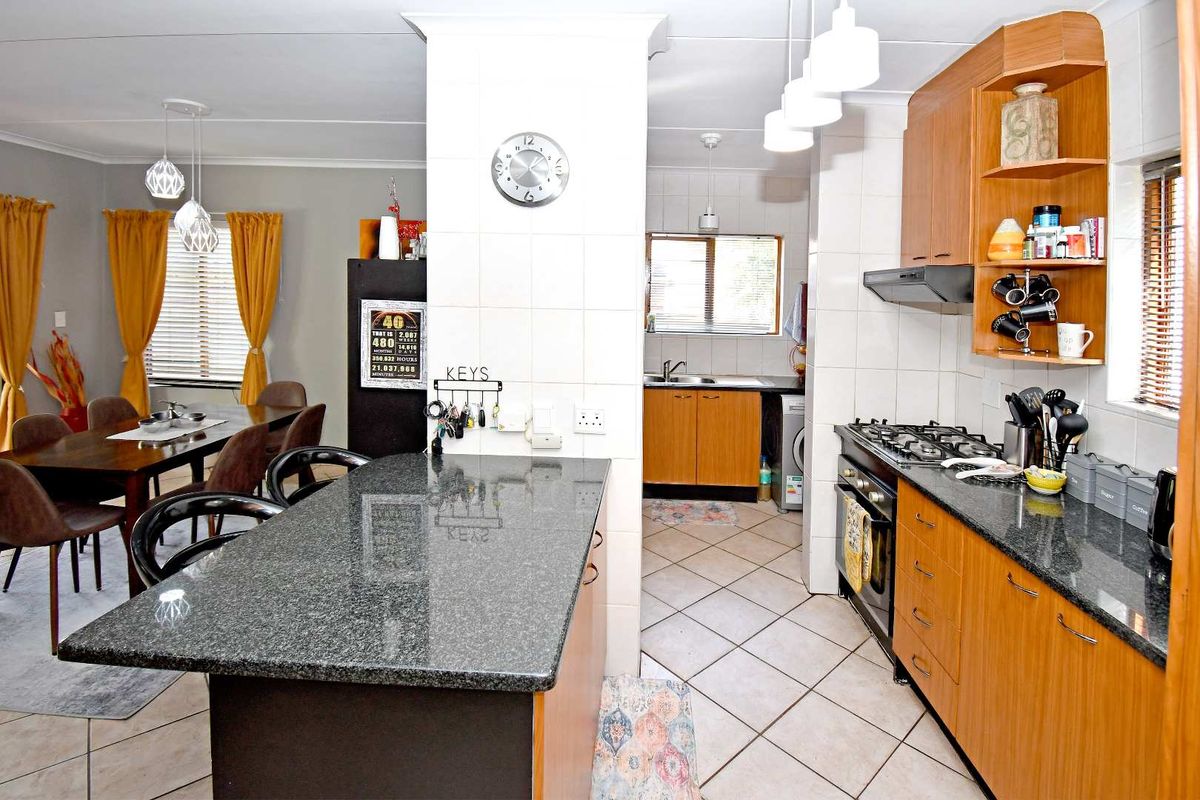 Modern Double-Storey Home in Secure Estate - Photo 5