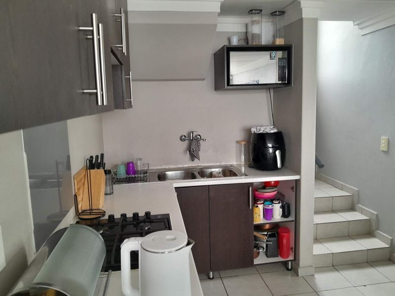 Neat 3 Bedroom Double story home - Photo 6