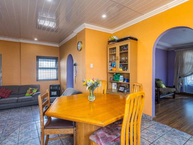 Spacious 4-Bedroom Family Home with Ample Parking in Riverton - Photo 6