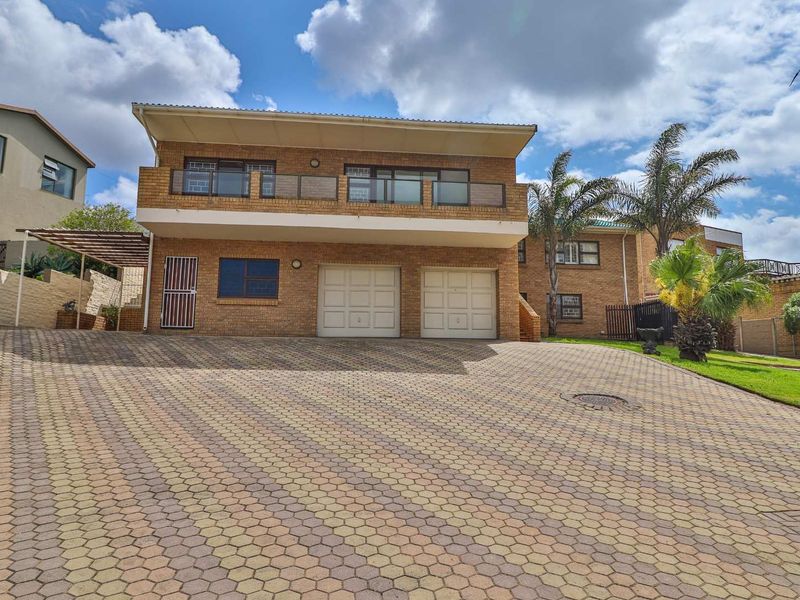 Beach living: 7 Bedroom, easy upkeep home - Photo 1