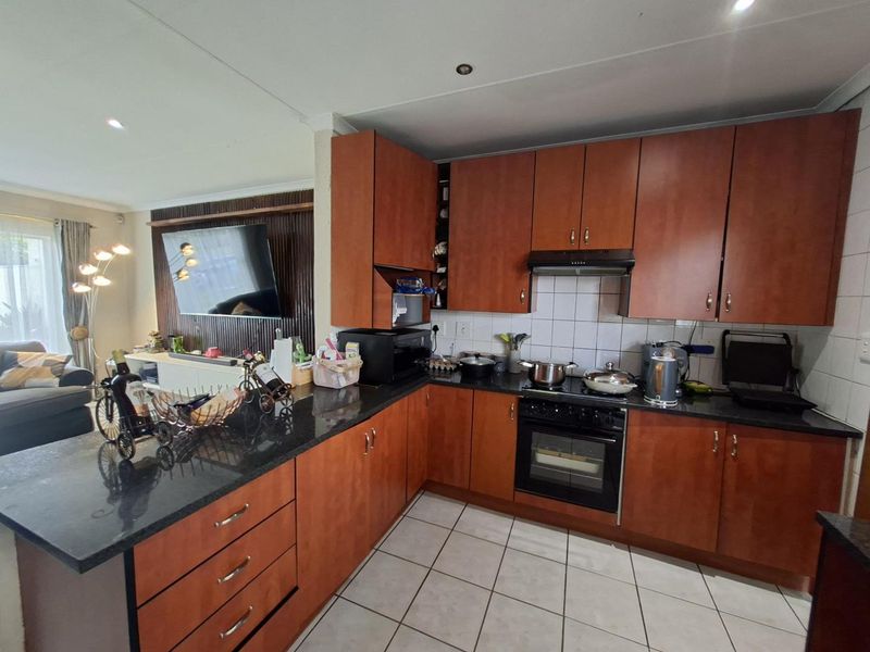 3 Bedroom/2 Bathroom Townhouse with wrap around garden - Photo 8