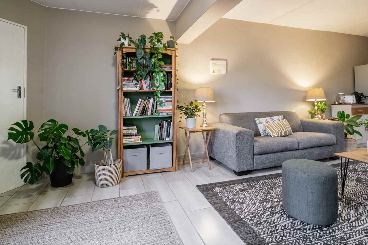 Spacious Ground-Floor 2-Bedroom Apartment with Private Garden & Pet-Friendly Living - Photo 2