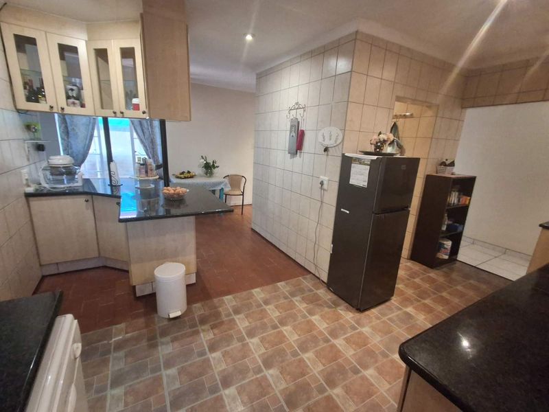 Spacious 5-Bedroom Family Home with Pool in Rooihuiskraal North - Photo 3