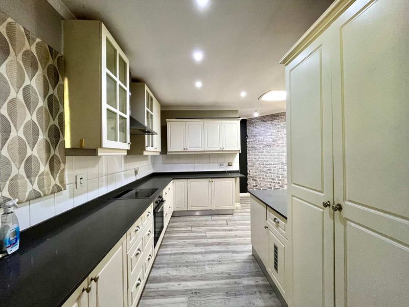 Hidden Gem in Assagay – Spacious Freestanding Home with Cottage & Scenic Views - Photo 6
