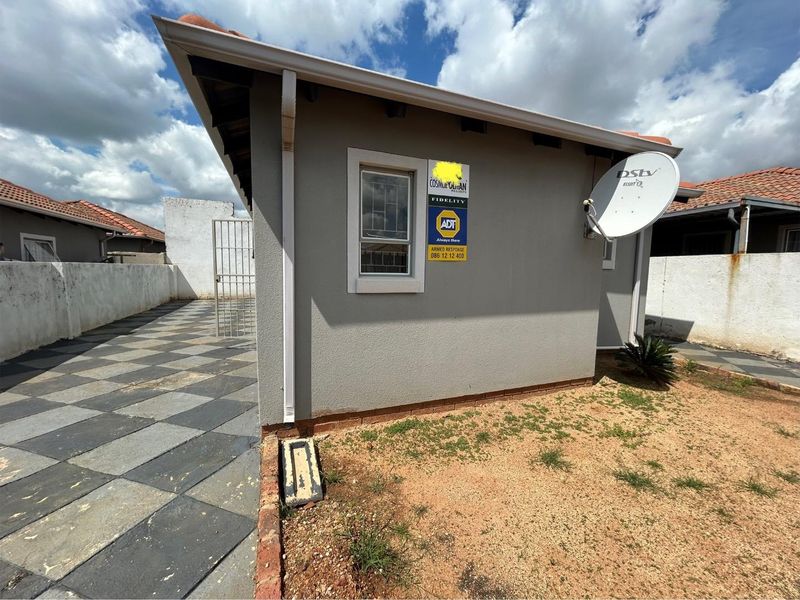 3 Bedroom house in Lotus gardens - Photo 2