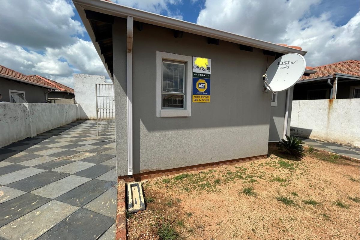 3 Bedroom house in Lotus gardens - Photo 2