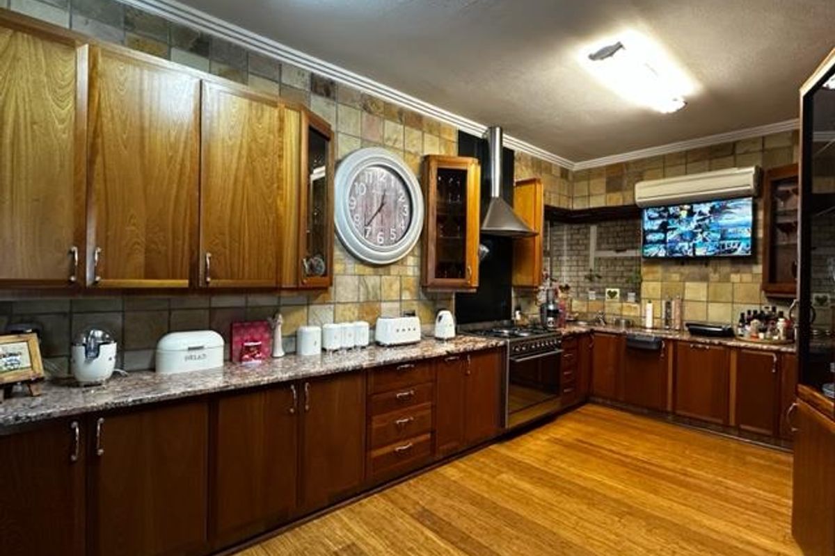 Indulge in opulence: A magnificent home for sale! - Photo 2