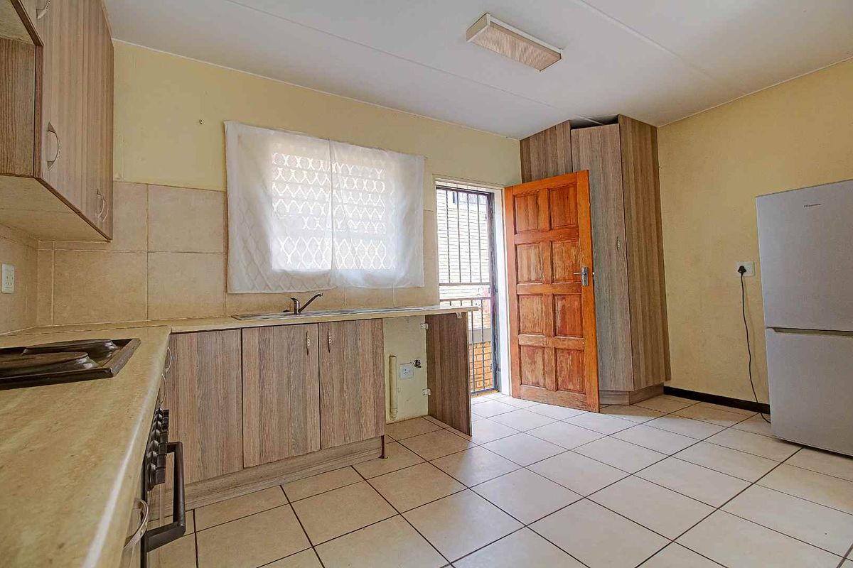 Charming and Conveniently Located Townhouse for Sale - Photo 4