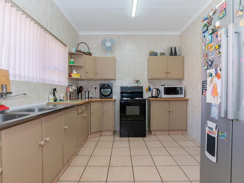 Spacious 3-Bedroom Townhouse with Entertainment Area in Norkem Park - Photo 9