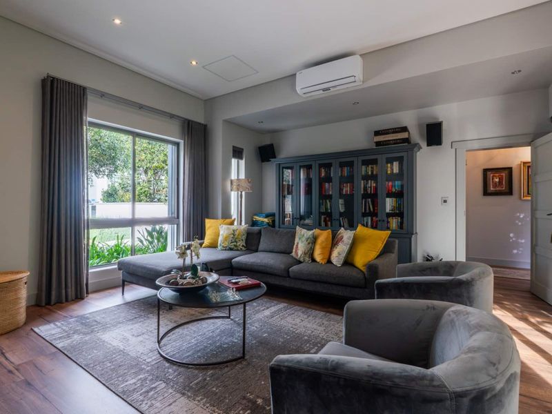 Elegant Family Home in Secure Paarl Winelands Estate - Photo 4